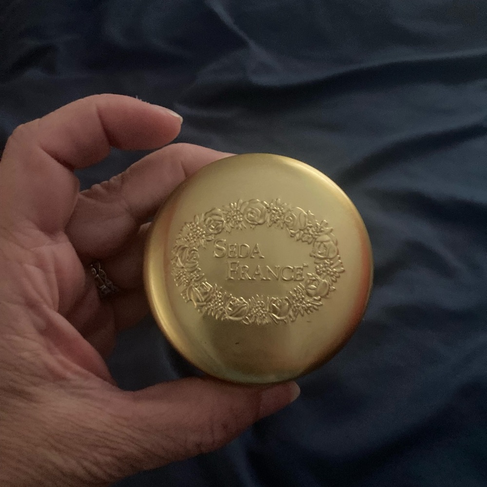 Seda France candle tin
Scent - elegant gardenia